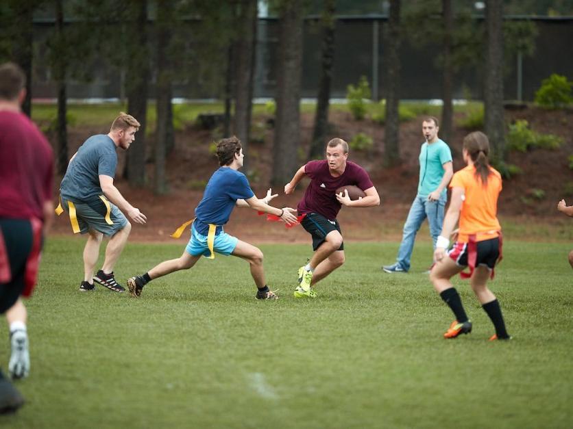 学生 play flag football 